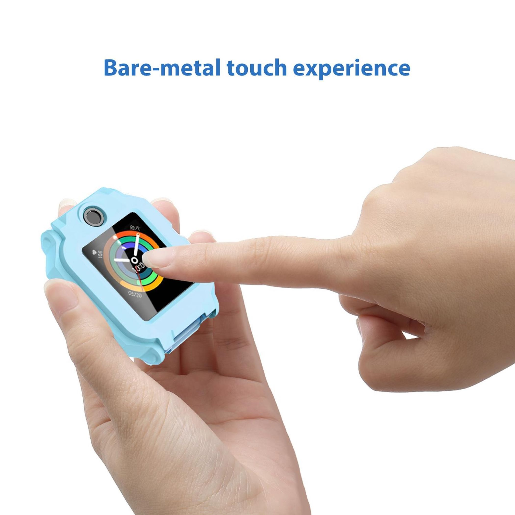Una mano tiene uno smartwatch azzurro, un dito tocca lo schermo.
