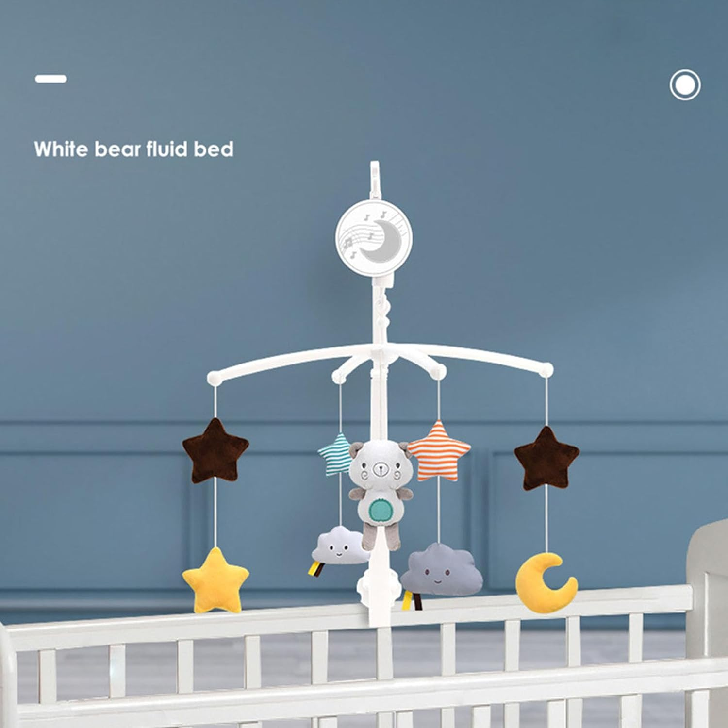 Ein Bärenmobile mit Sternen, Wolken und Mond über einem Babybett.