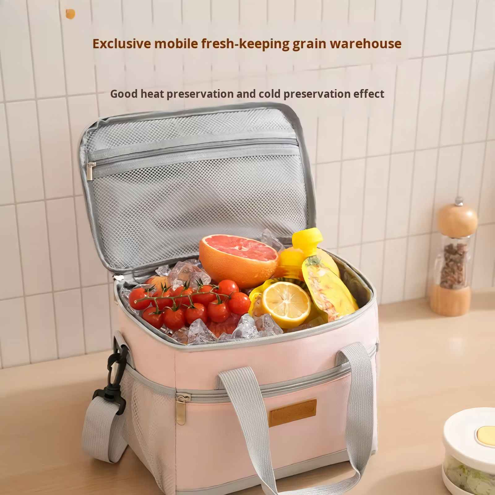 Eine pinke Kühltasche mit Eis, Tomaten, Zitrone und Grapefruit.