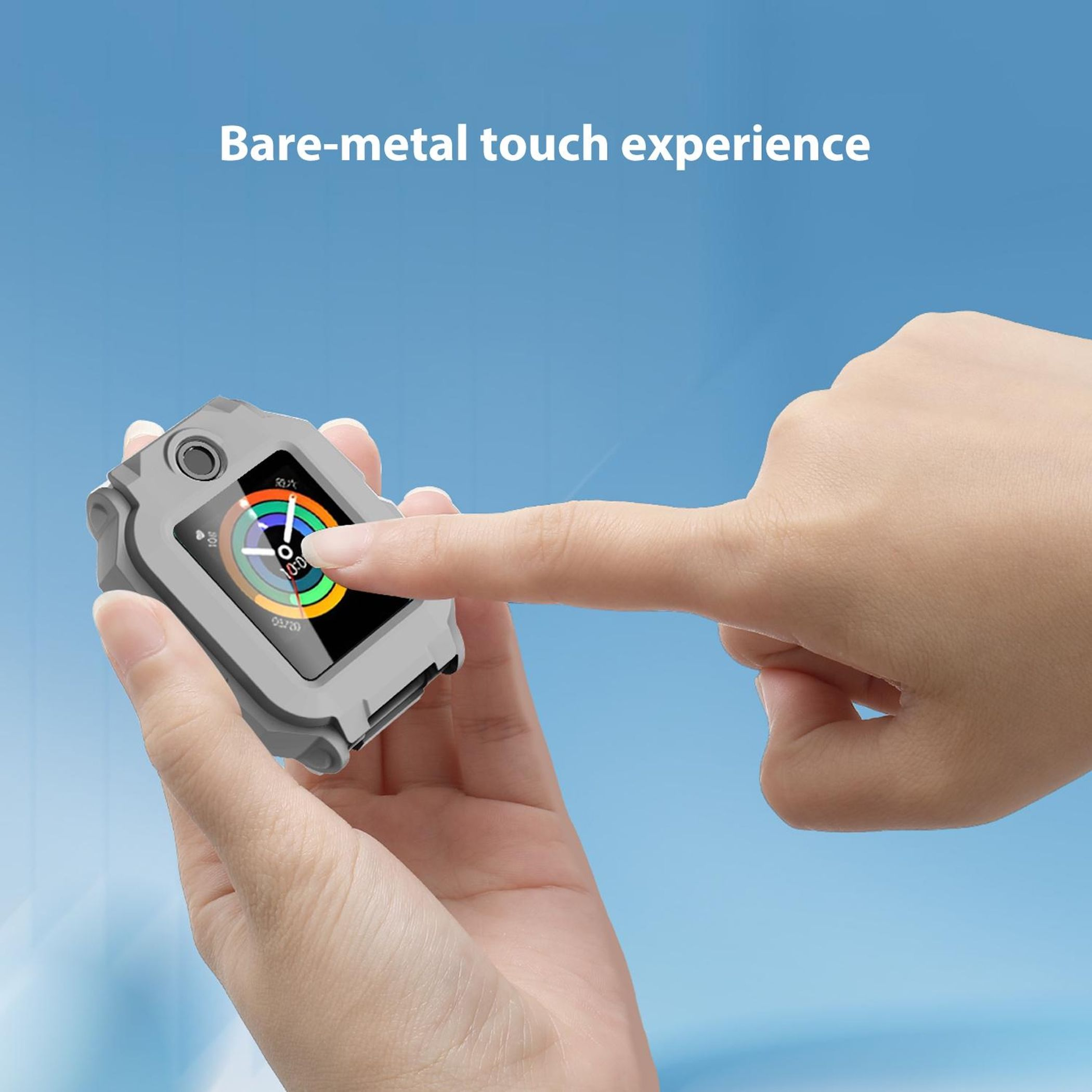 Una mano tiene uno smartwatch grigio che mostra un quadrante colorato.