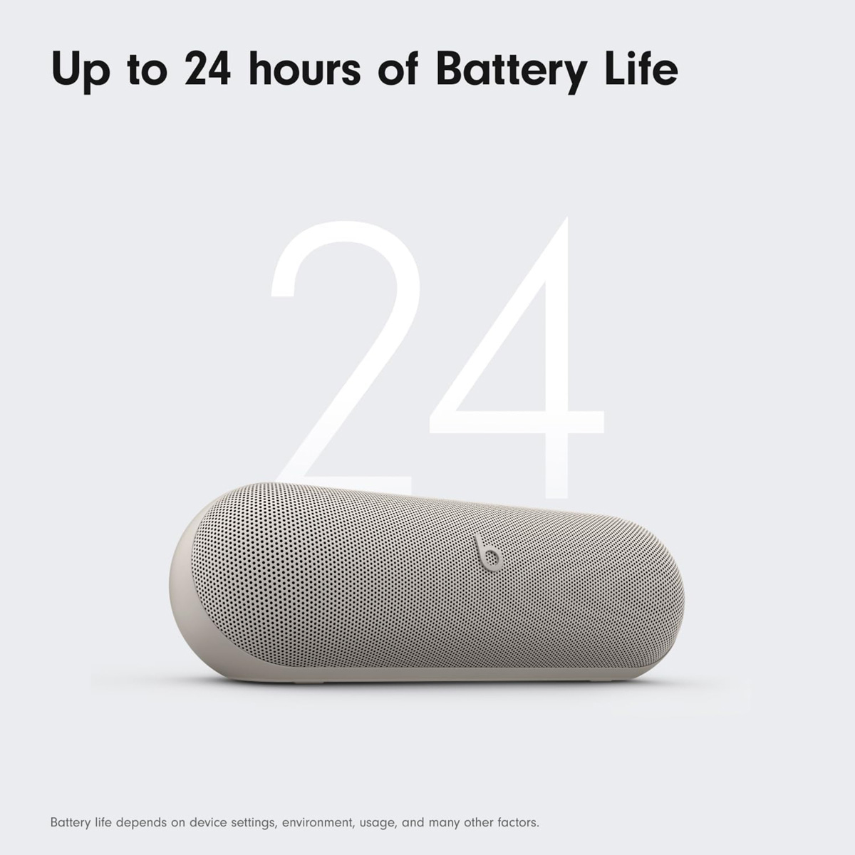 Een beige Beats-luidspreker met "b"-logo tegen een lichtgrijze achtergrond met grote witte tekst '24'.