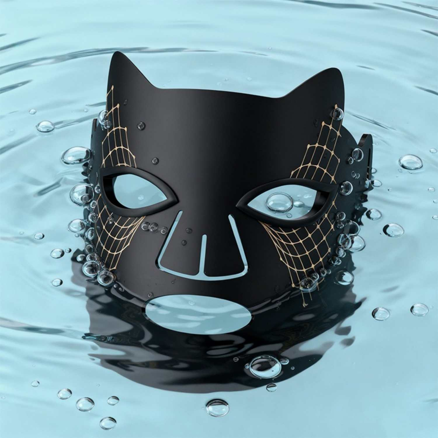 Schwarze Maske mit Katzenohren und Netzmuster im Wasser mit Blasen.