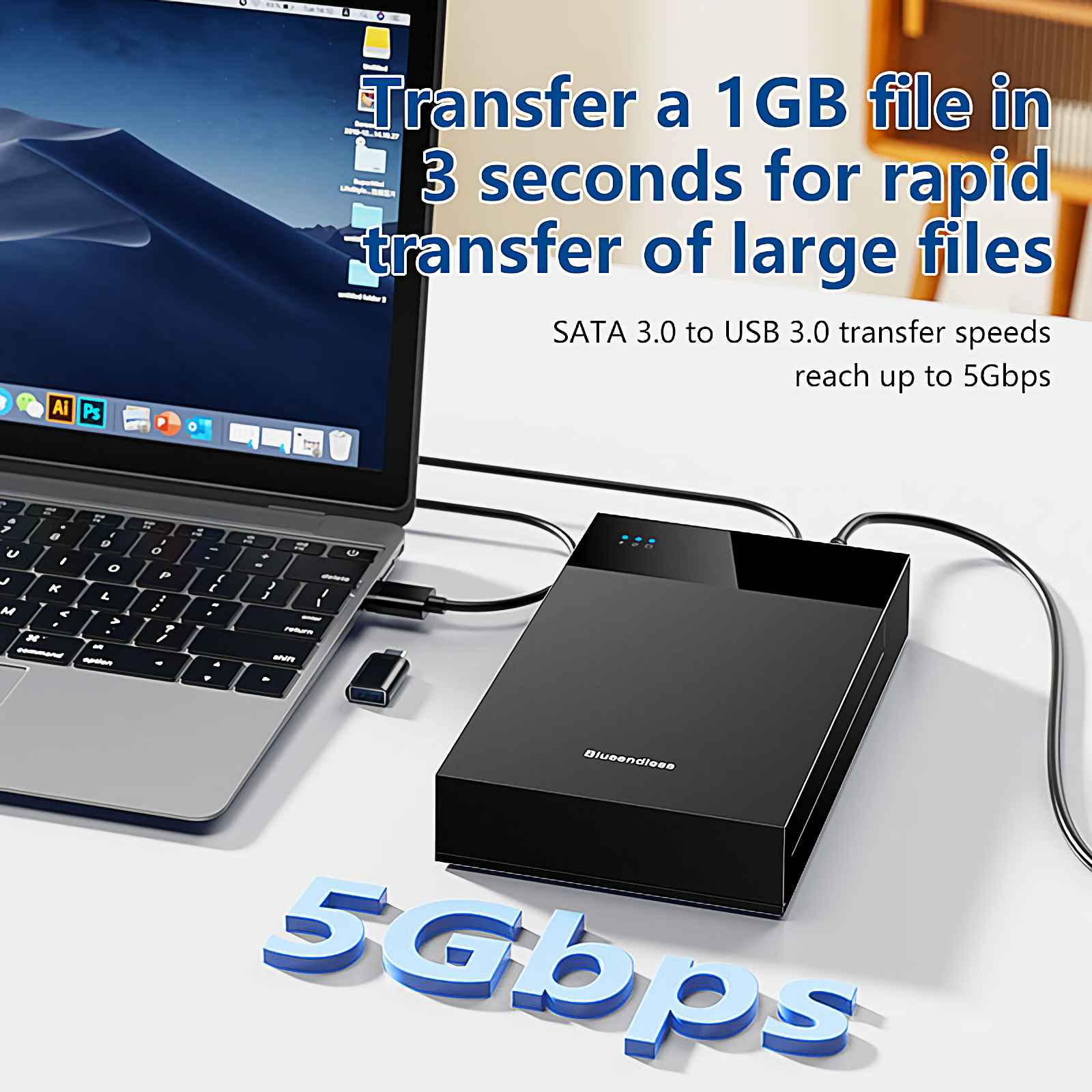 Ein Laptop ist mit einer schwarzen externen Festplatte verbunden. Text zeigt 5 Gbit/s Übertragungsgeschwindigkeit.