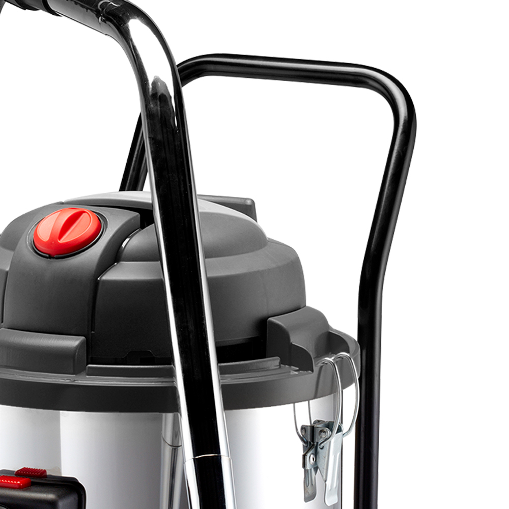 Zbliżenie odkurzacza na mokro/sucho z czerwonym przyciskiem i czarnym uchwytem.