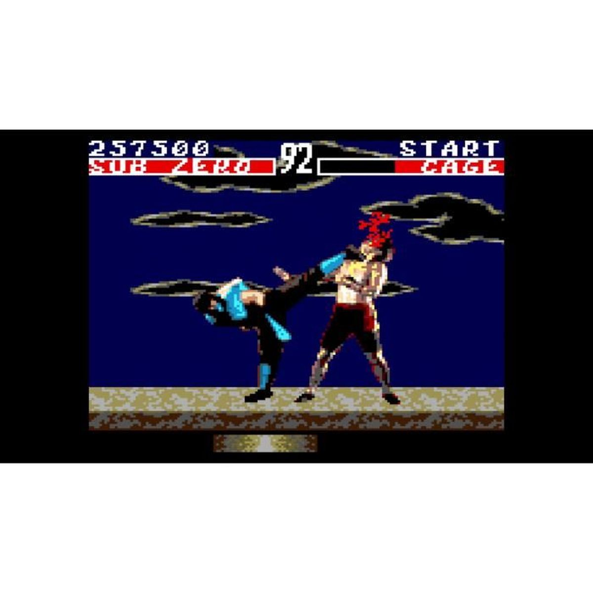 Sub Zero kopie Cage'a w walce w grze wideo. Niebieskie niebo, ciemne chmury.