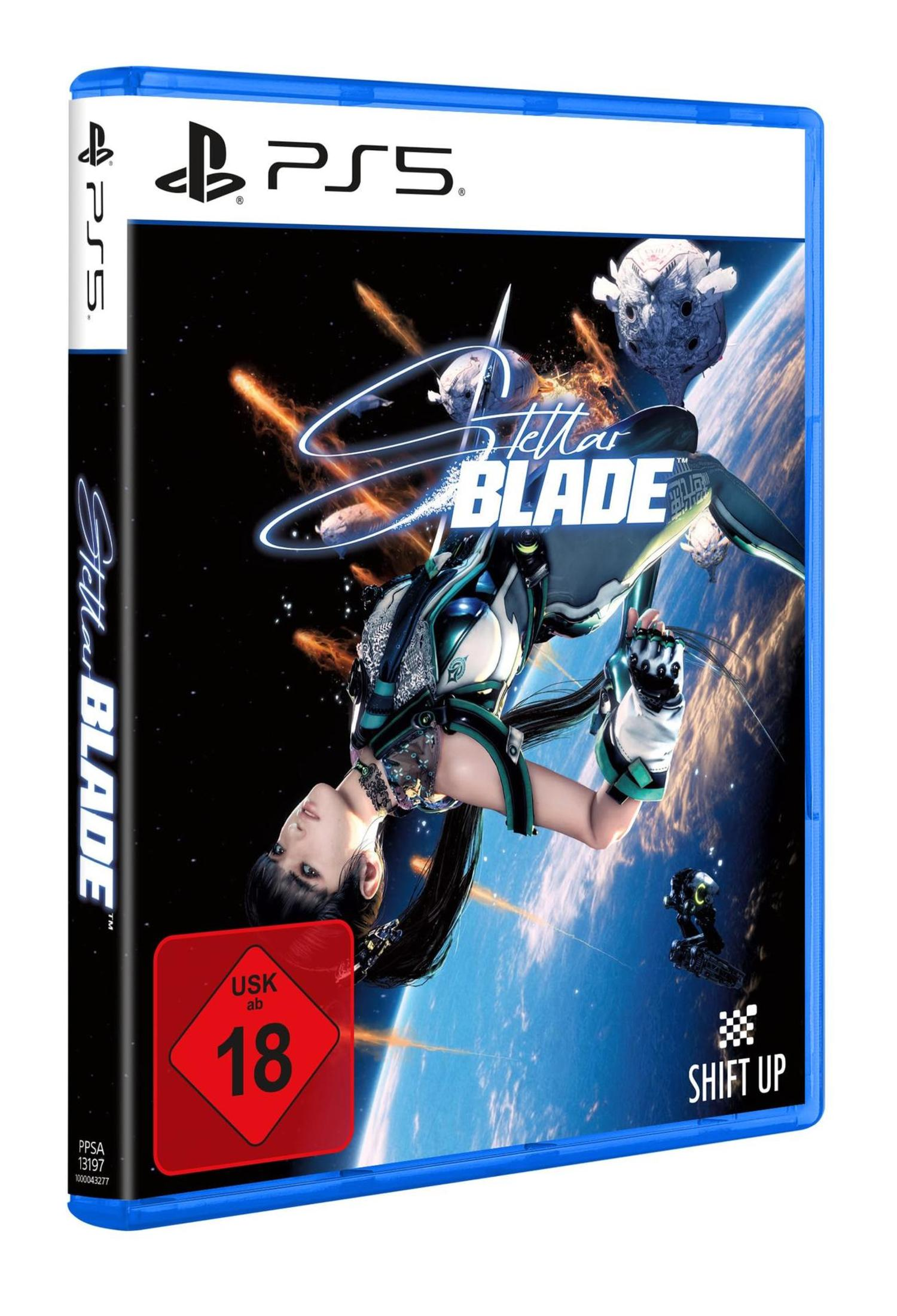 Una donna in armatura fluttua nello spazio su una copertina di gioco PS5.