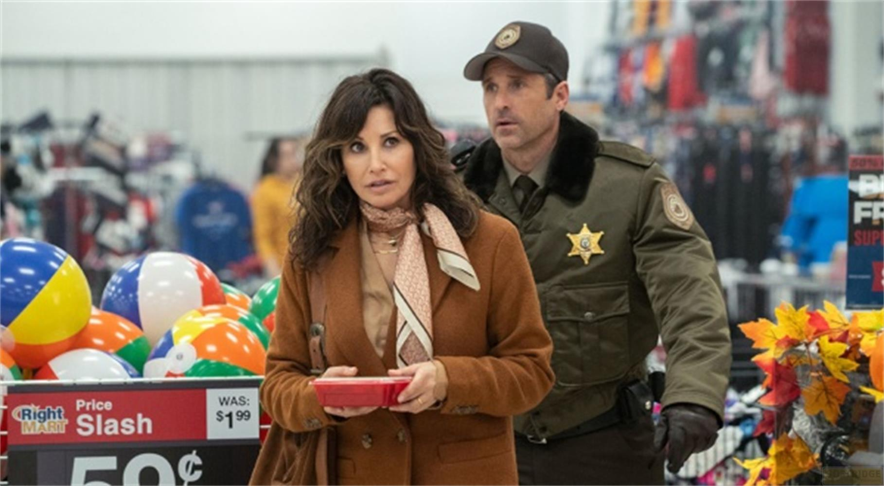 Un uomo in uniforme e una donna in cappotto marrone sono in un negozio.
