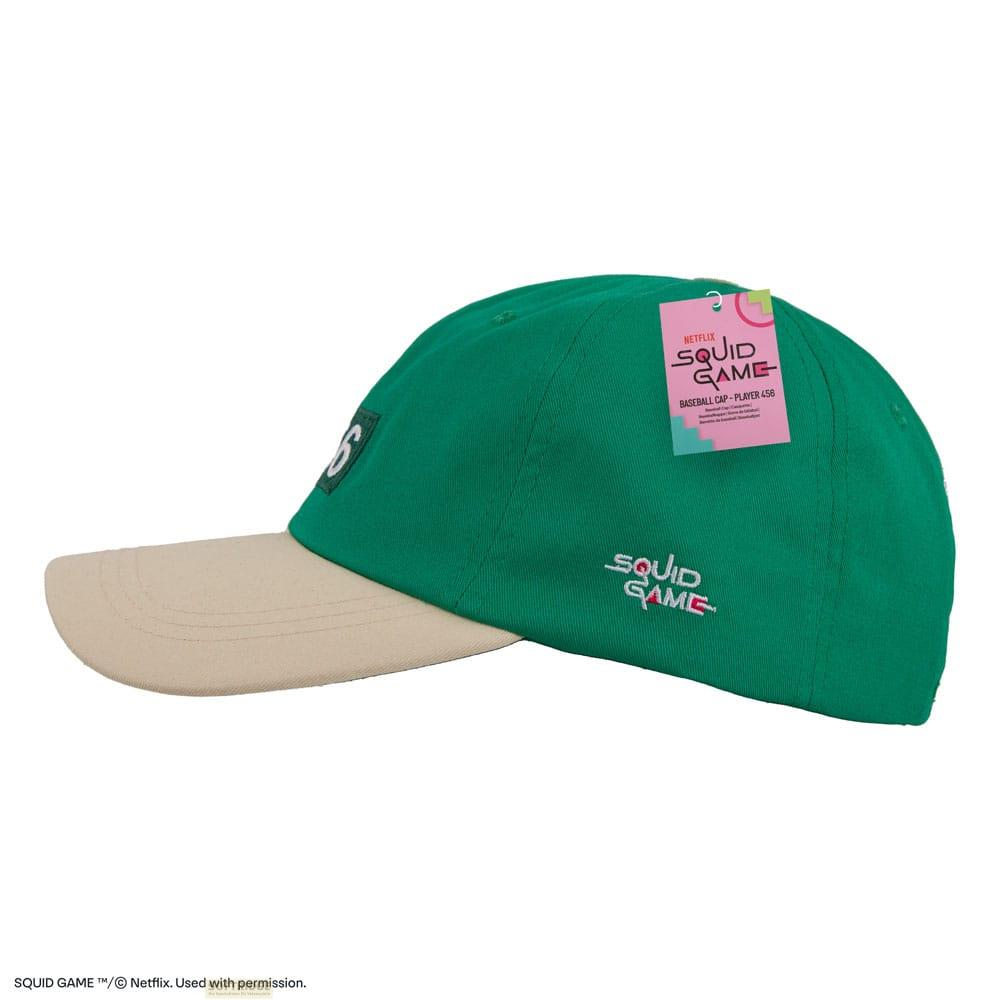 Gorra verde y beige con logo de Squid Game y el número 6.