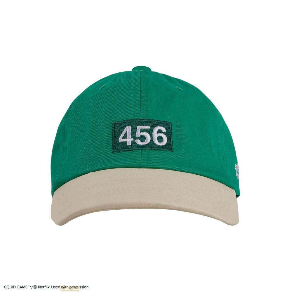 Gorra verde con visera beige y el número 456 en un parche.