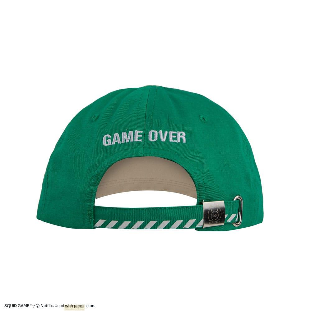 Gorra verde con texto "GAME OVER" y rayas blancas en la cinta.