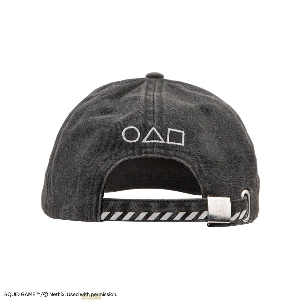Gorra gris oscuro con símbolos blancos (círculo, triángulo, cuadrado) y rayas.