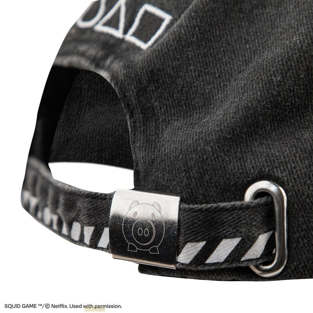 Gorra gris oscuro con hucha en relieve y patrones geométricos.
