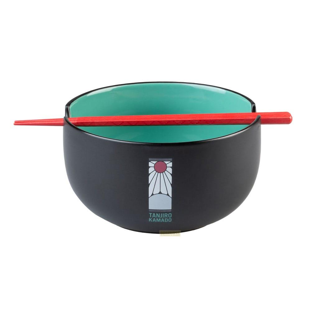 Bol negro con interior verde y palillos rojos. Presenta el logo "Tanjiro Kamado".