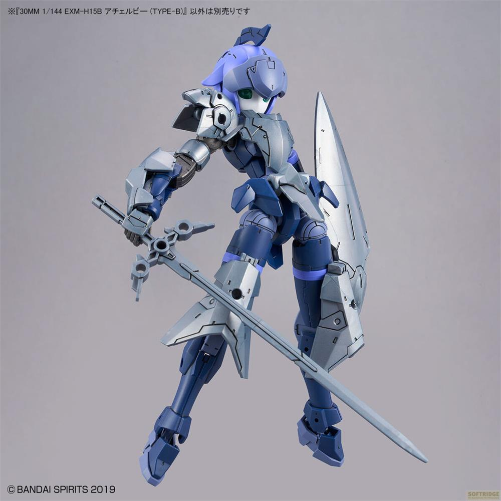 Une figurine robot bleue et argentée tient une épée et un bouclier.