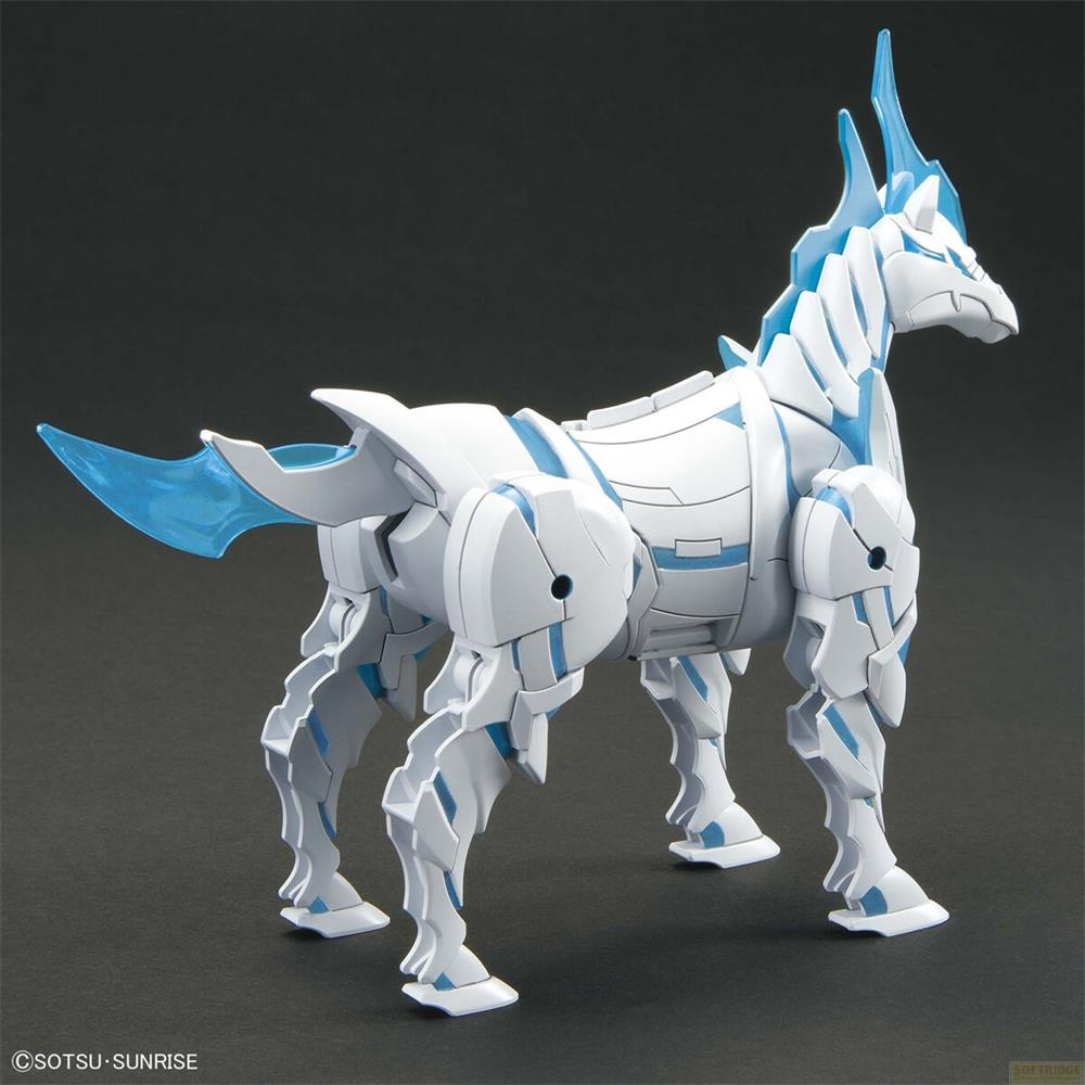 Un cheval mécanique blanc et bleu sur fond sombre.