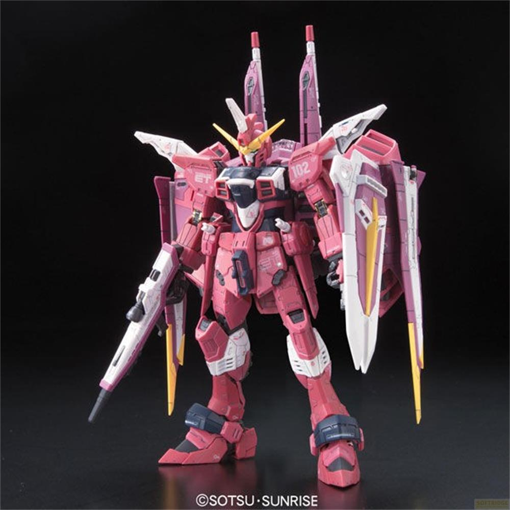 Un robot Gundam rose et blanc avec des ailes et une arme se dresse sur fond noir.