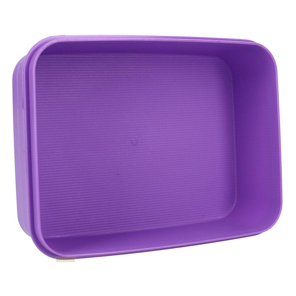Un recipiente rectangular morado con interior acanalado.