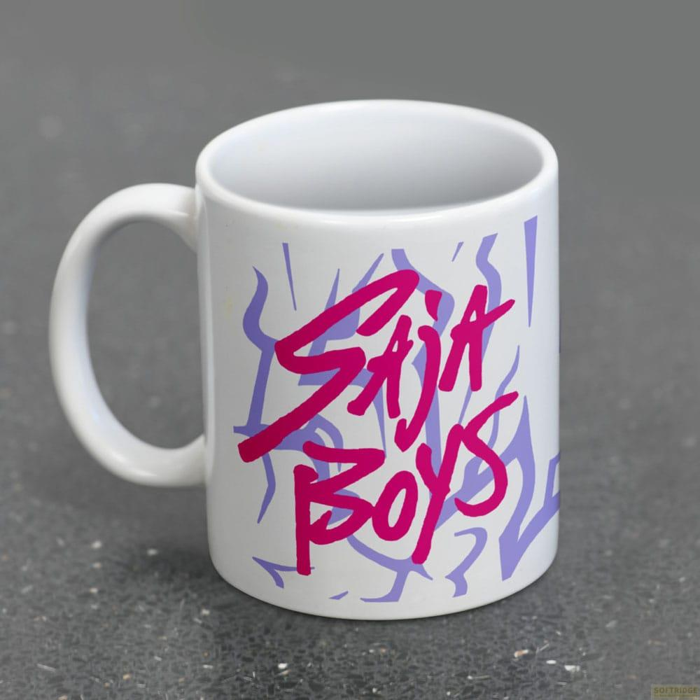 Una taza blanca con texto rosa 'Saja Boys' y patrones ondulados púrpuras.