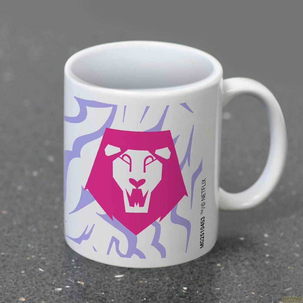 Taza blanca con cabeza de león rosa y patrones abstractos morados.