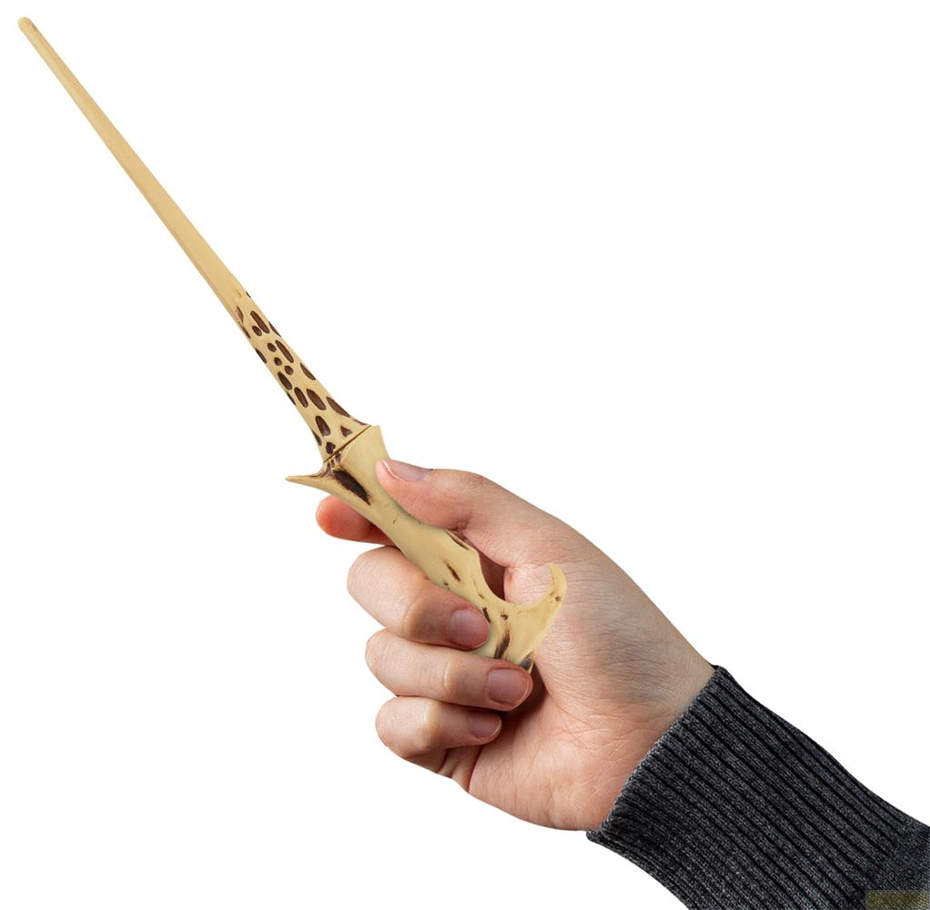 Una mano tiene una bacchetta beige chiaro con macchie scure.