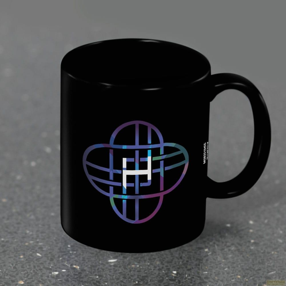 Taza negra con un logo abstracto multicolor y una 'H' blanca.