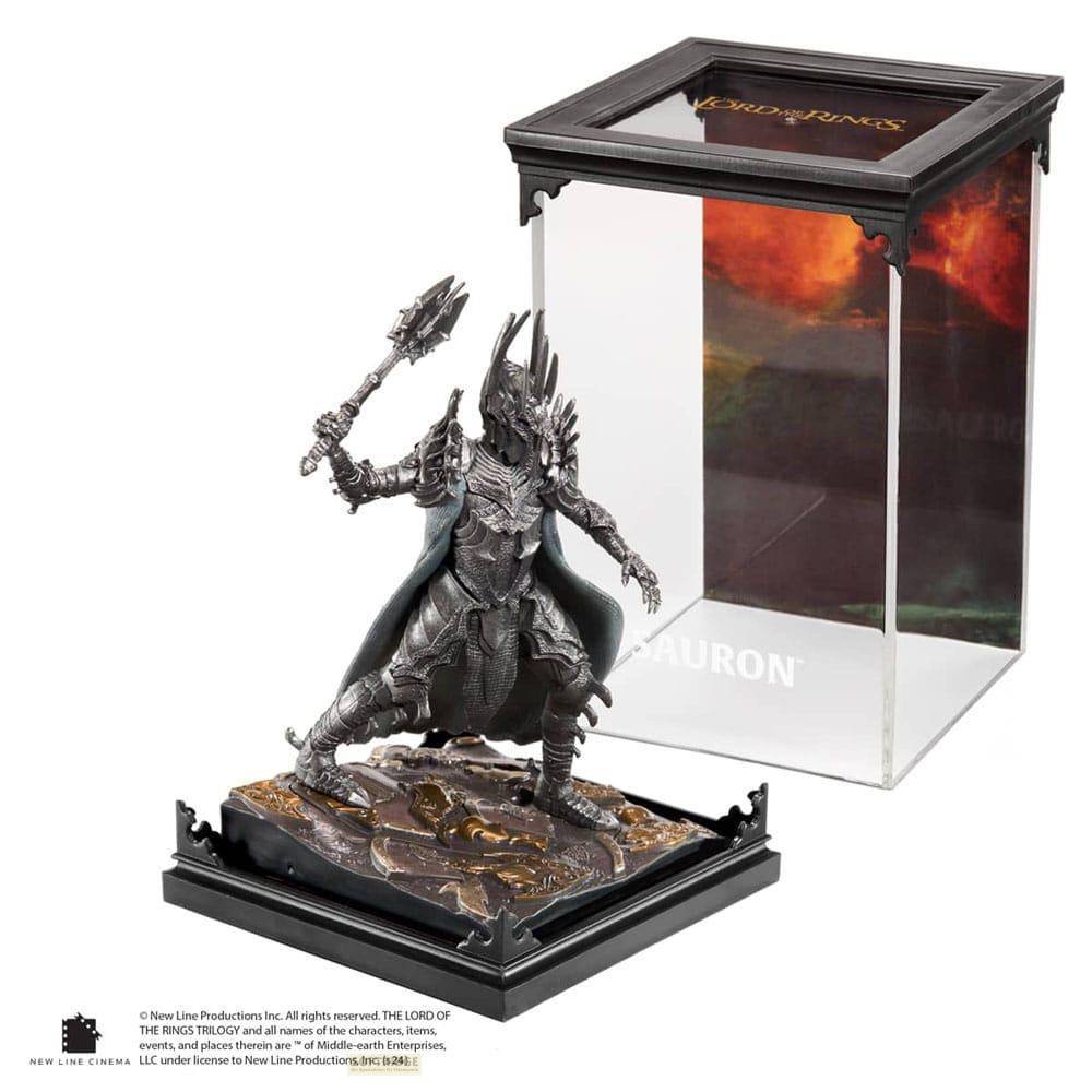 Figura oscura de Sauron con armadura y maza, sobre peana, con vitrina.