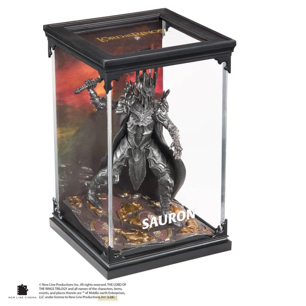 Figura de Sauron en vitrina, con el logo de "El Señor de los Anillos".
