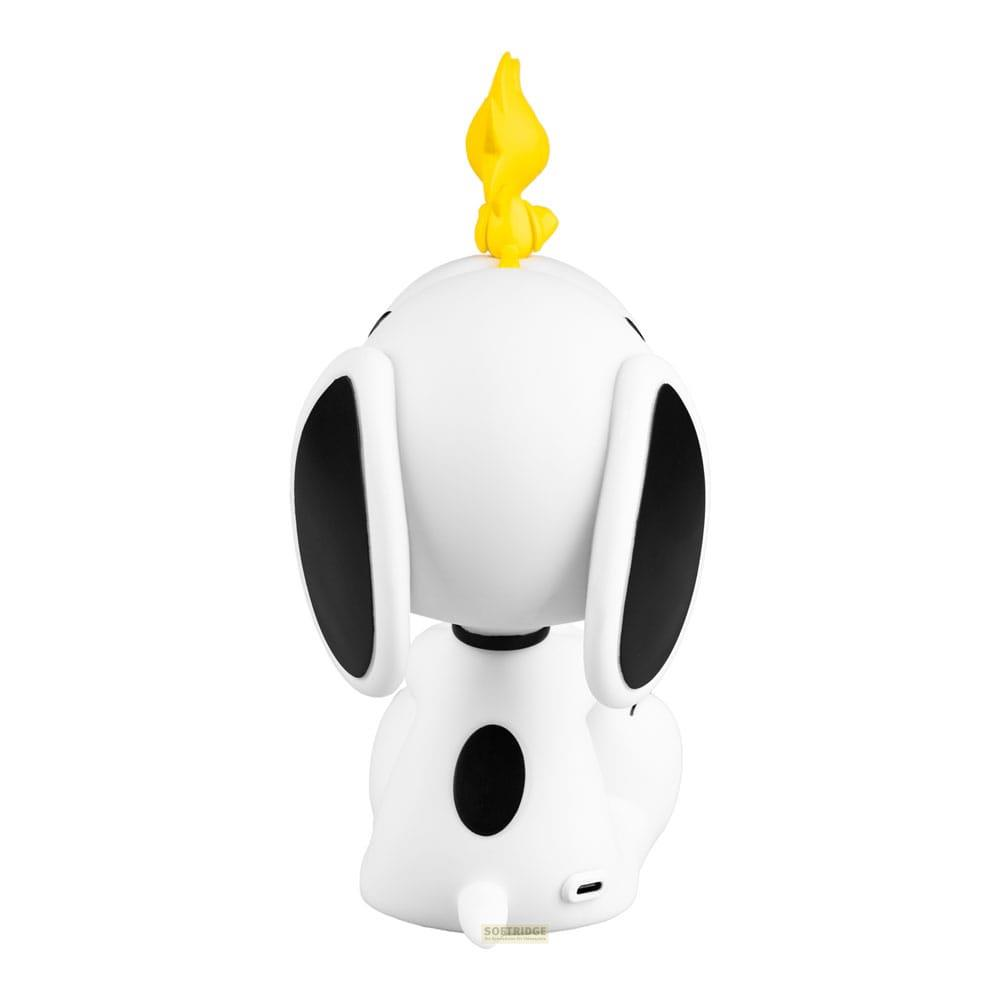 Un Snoopy blanco con una mancha negra y llama amarilla en la cabeza.