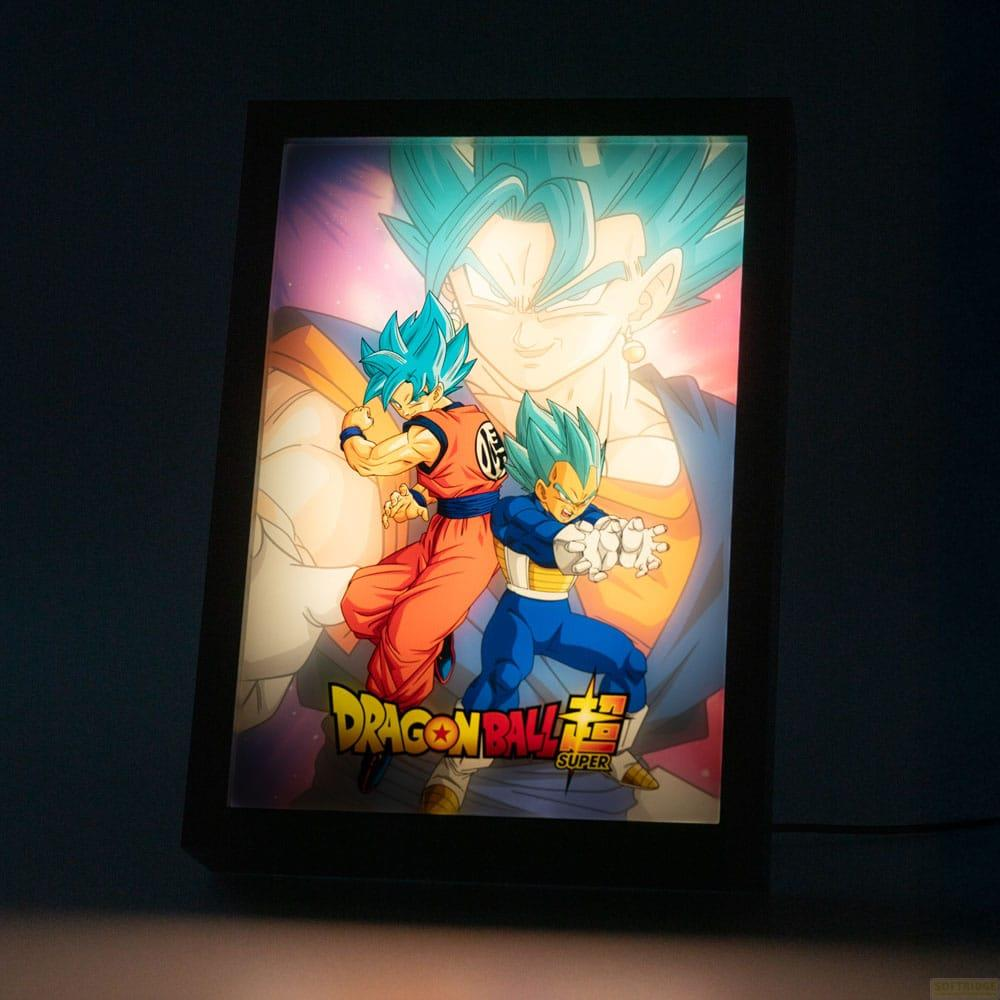 Goku y Vegeta en forma Super Saiyan están ante Vegito, con el logo de Dragon Ball Super.