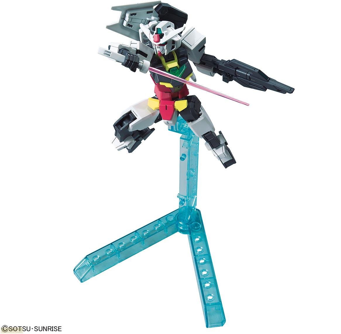 Un robot Gundam blanc, rouge et noir avec un sabre rose, posé sur un support bleu.