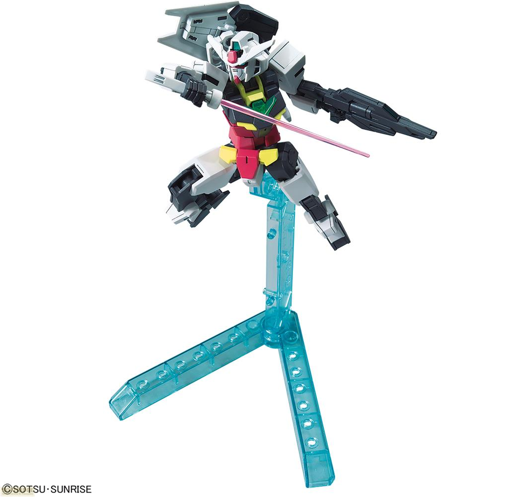 Un robot Gundam blanc et gris tenant un sabre laser rose sur un support bleu.