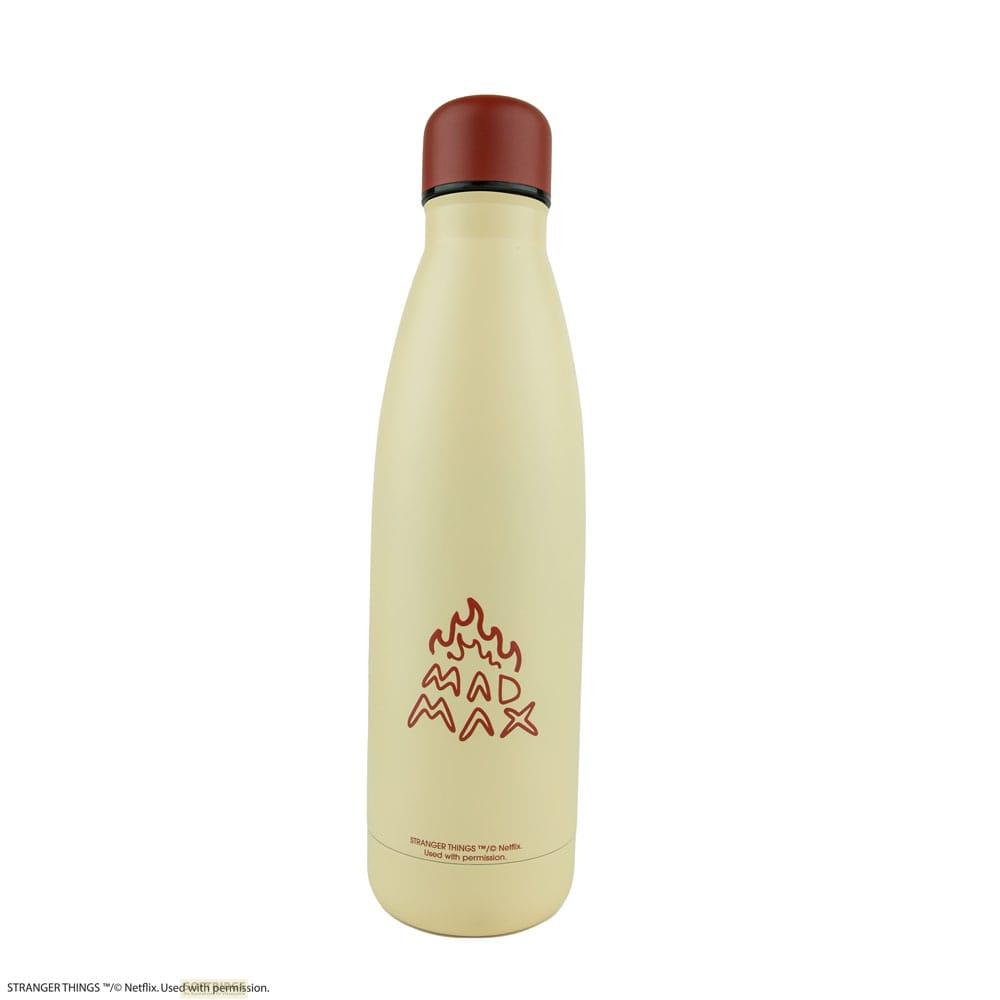 Eine cremefarbene Flasche mit rotem Deckel und "MAD MAX"-Logo.