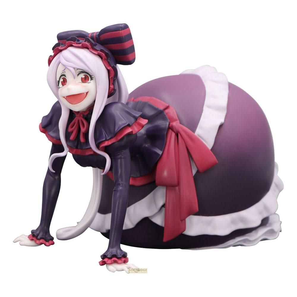 Eine Figur mit lila und rotem Kleid, auf allen Vieren kriechend.