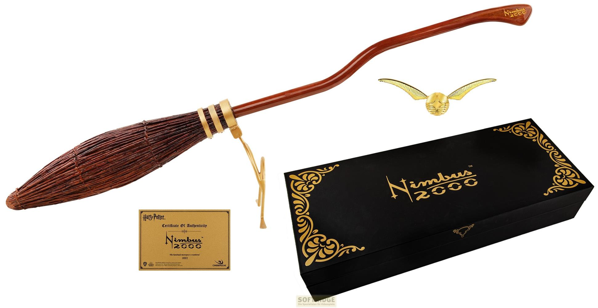 Ein Harry Potter Nimbus 2000 Besen mit goldenem Schnatz, Zertifikat und schwarzer Box.