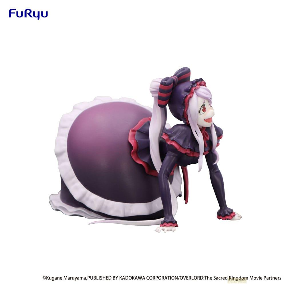 Eine lila Figur mit weißem Haar und rotem Schleifchen, die eine dunkelviolette Kleidung trägt.