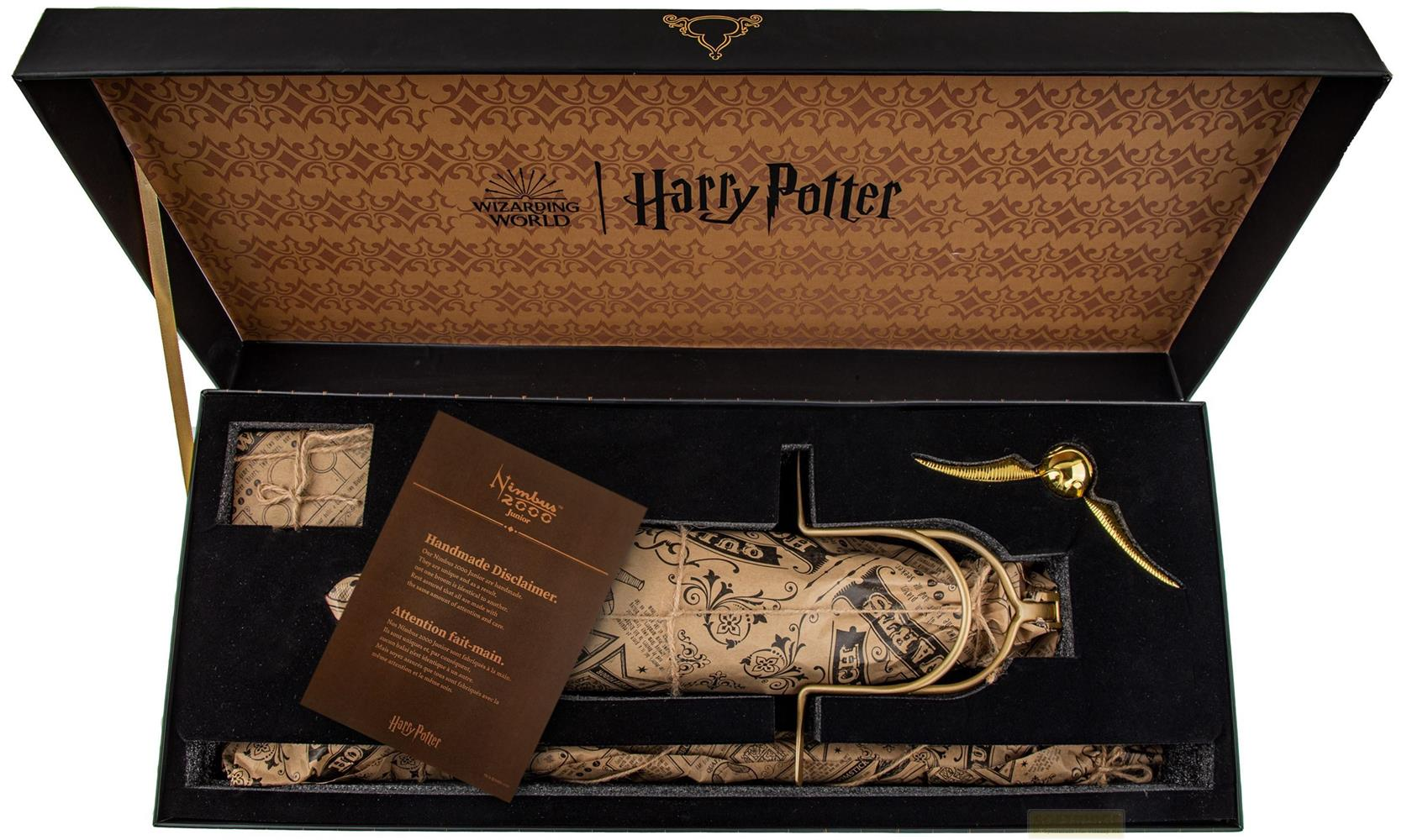 Harry Potter Nimbus 2000 Junior-Set in Geschenkbox mit goldener Schnatzfigur und Besen.