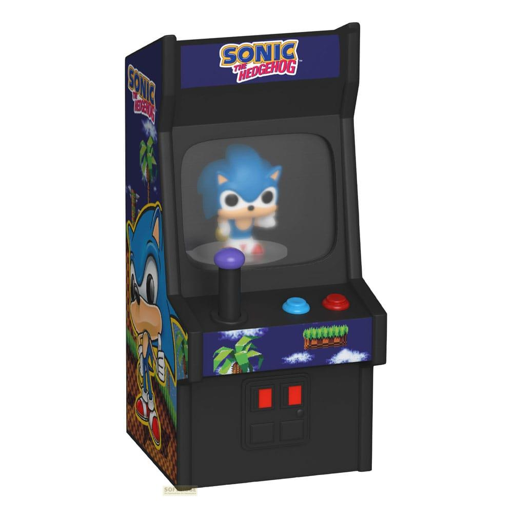 Una máquina arcade de Sonic the Hedgehog con figura de Sonic y pantalla de juego.