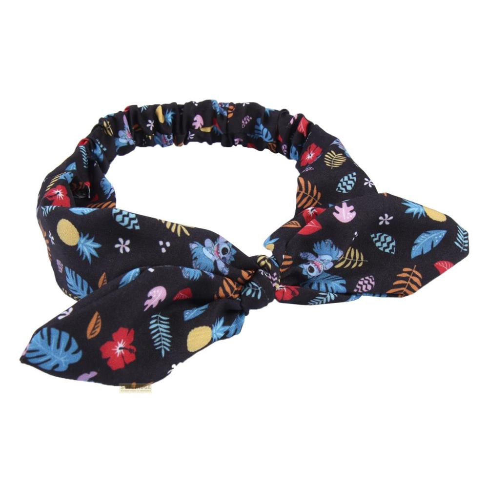 Schwarzes Haarband mit Blumen- und Blattmuster und einer Schleife.