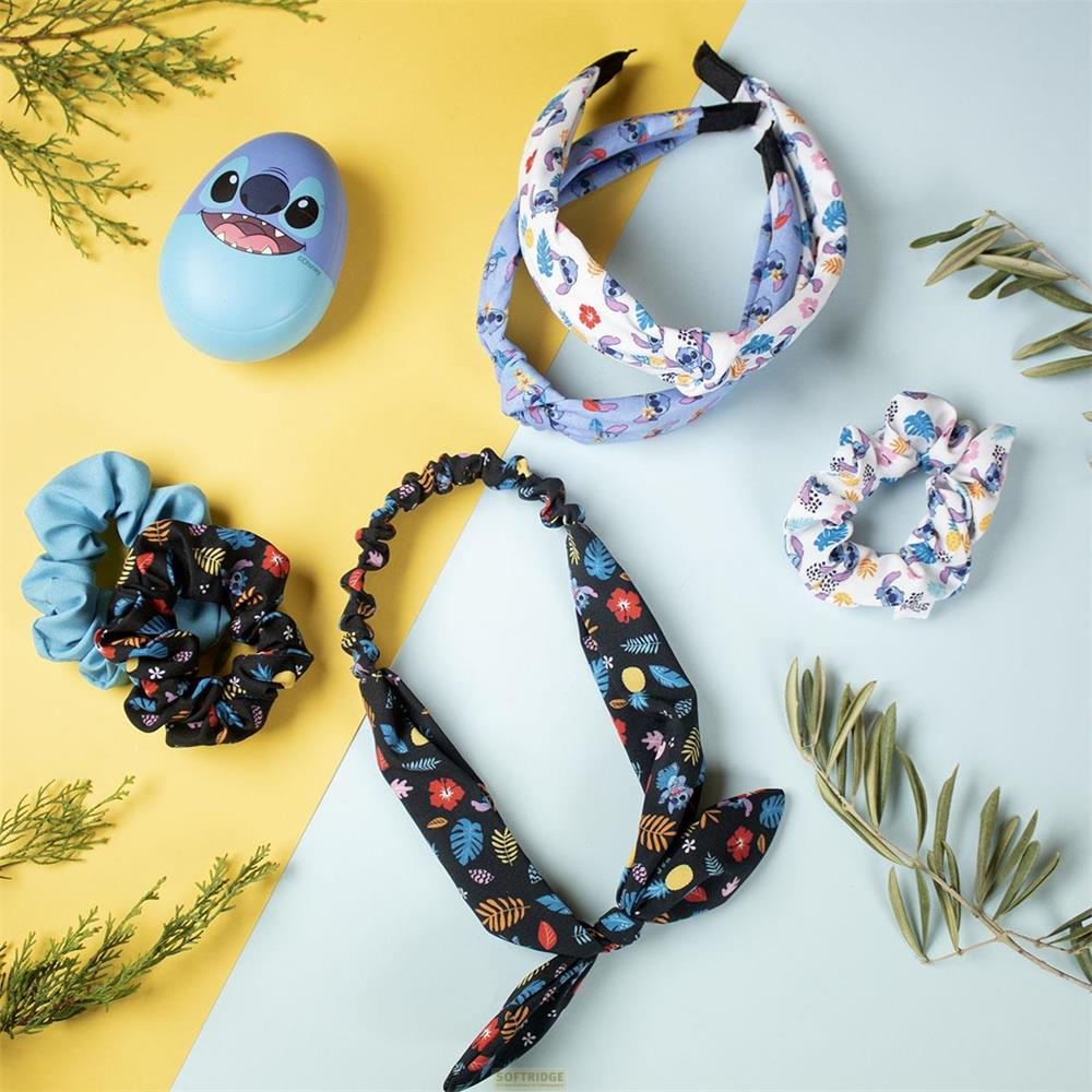 Stitch-Accessoires: Haarreifen, Scrunchies und ein blauer Eierbehälter.