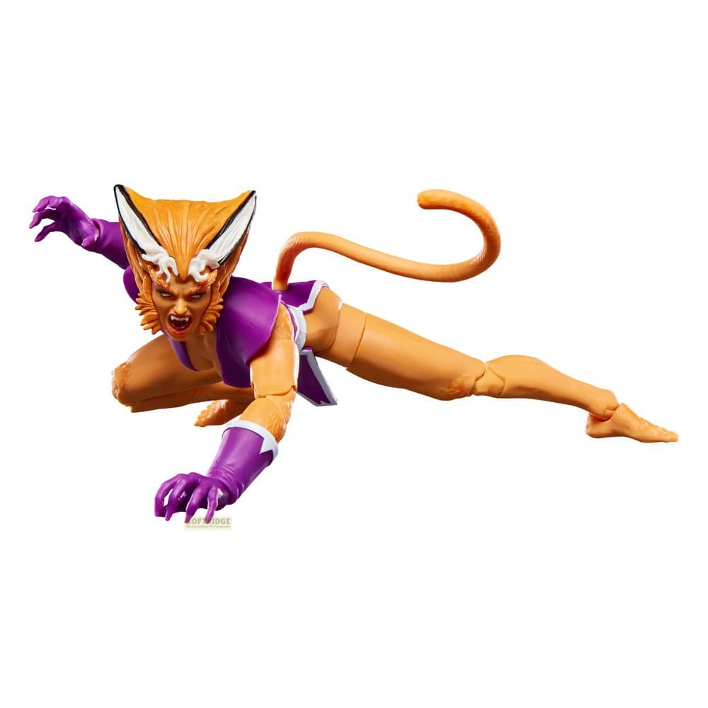 Figura de acción con orejas de gato y atuendo púrpura en pose dinámica.