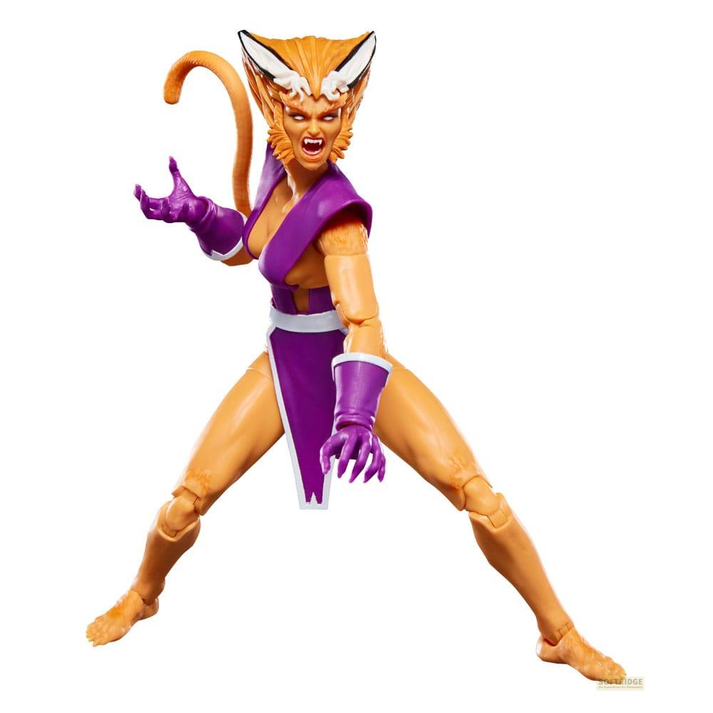 Una figura naranja con orejas de gato y atuendo morado posa sobre fondo blanco.
