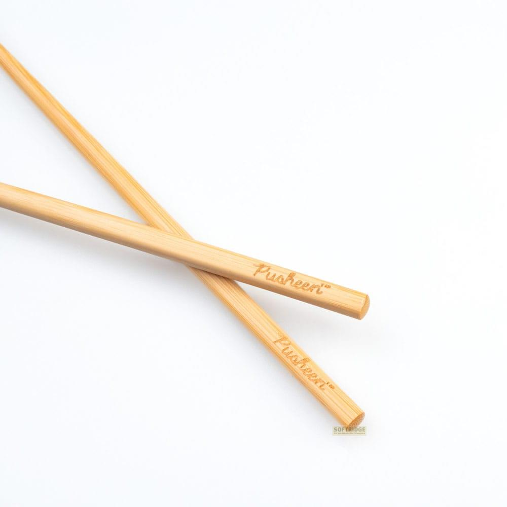 Dos palillos de madera con el logo "Pusheen" sobre fondo blanco.