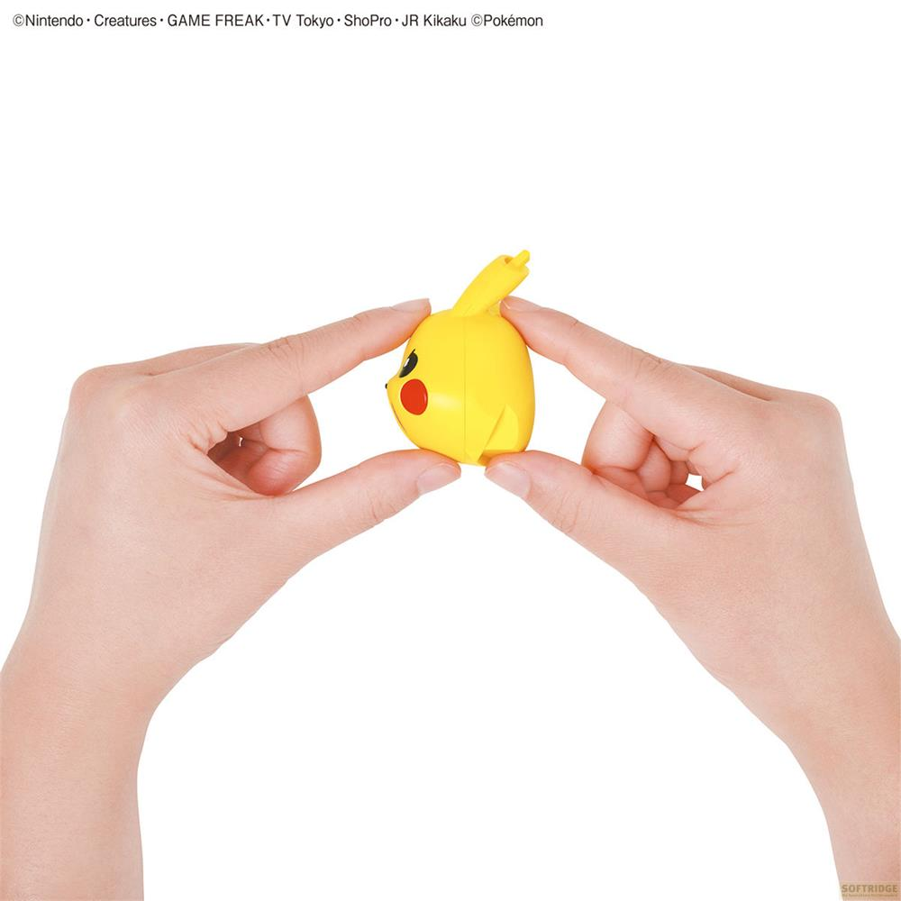 Deux mains tiennent une figurine jaune de Pikachu aux joues rouges.