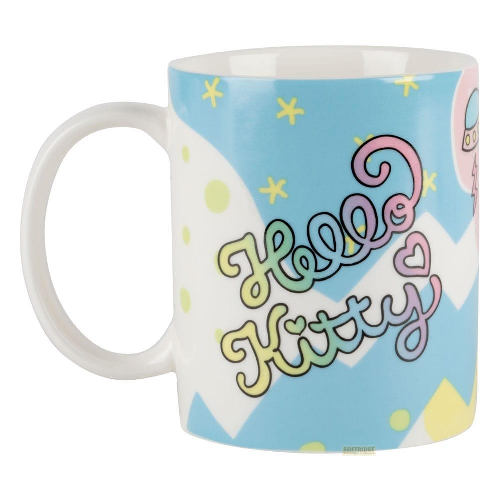 Una taza azul con el texto de Hello Kitty y estrellas.