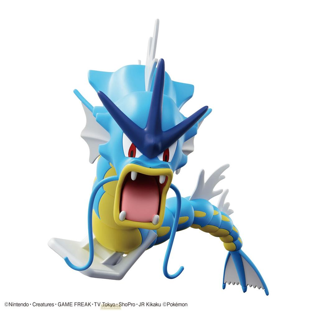 Un dragon bleu au ventre jaune et aux yeux rouges rugit.
