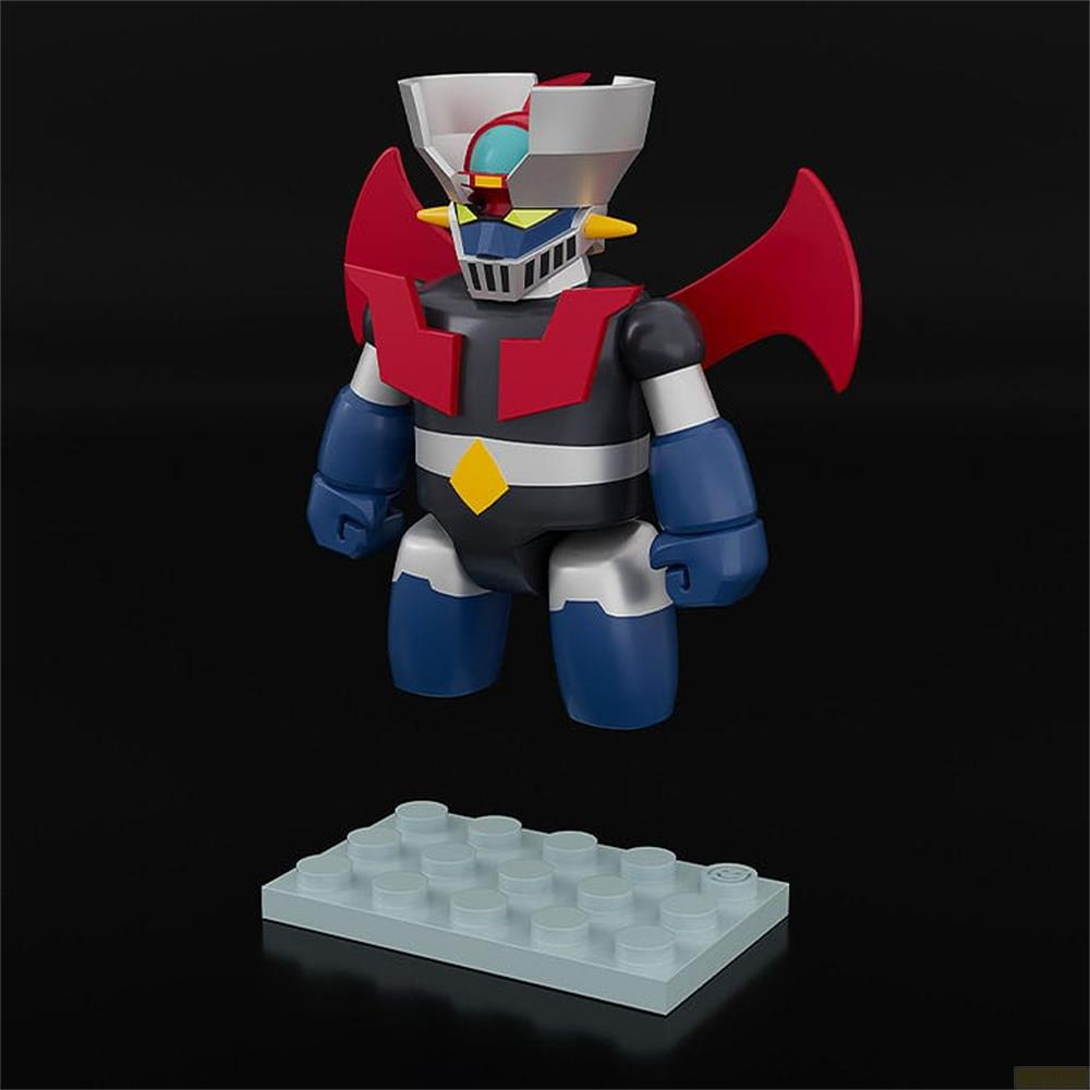 Un robot colorato con mantello rosso si erge sopra una base stile Lego.