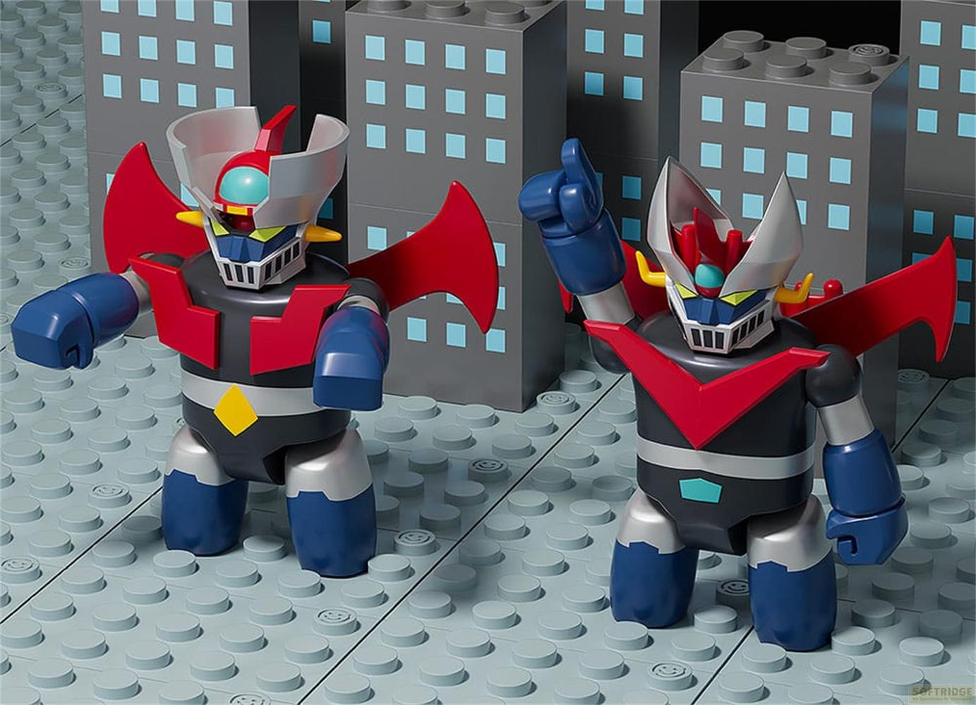 Due figure robotiche davanti a edifici Lego. Uno fa il pollice in su, l'altro ha i pugni chiusi.