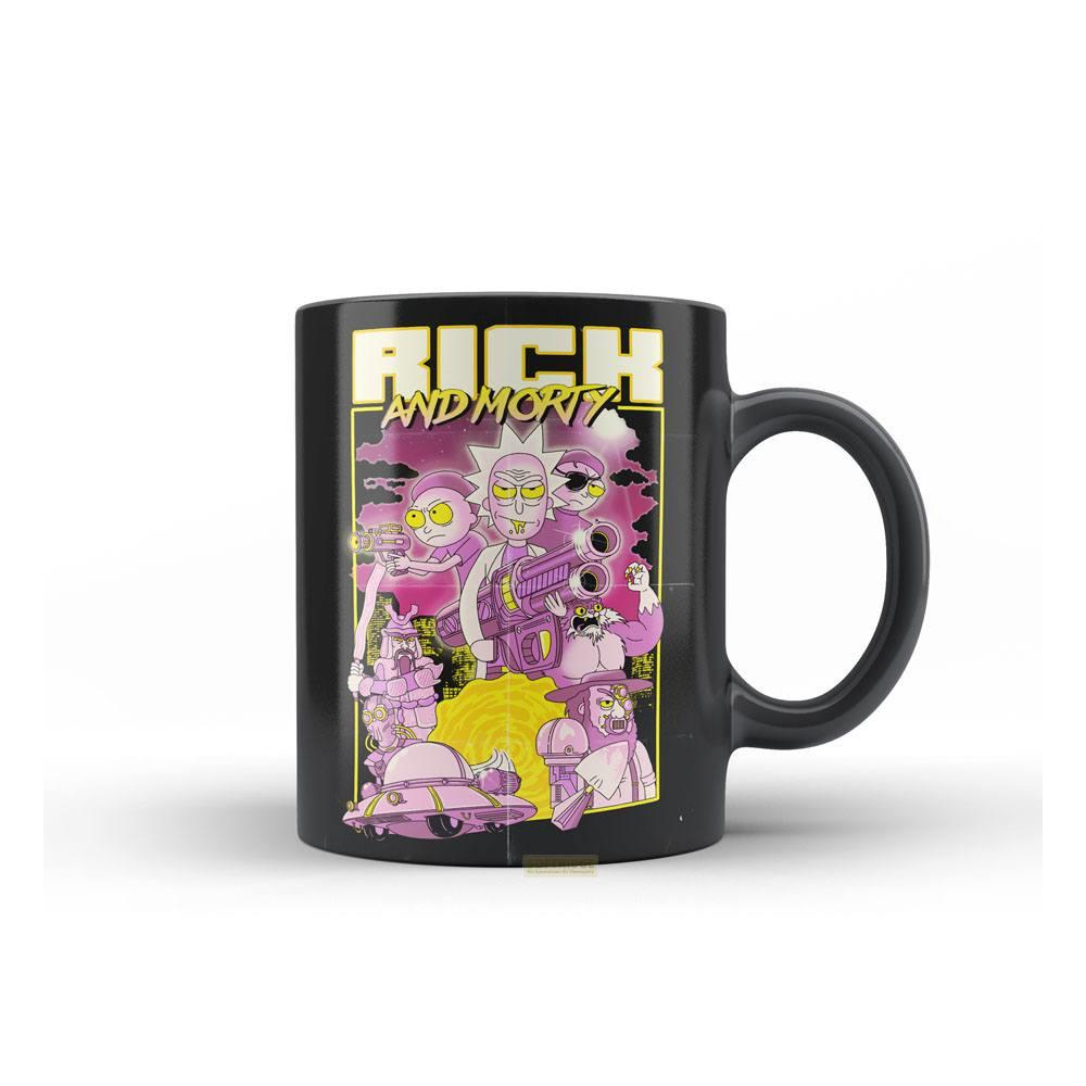 Taza negra con arte de Rick y Morty, con personajes y texto.