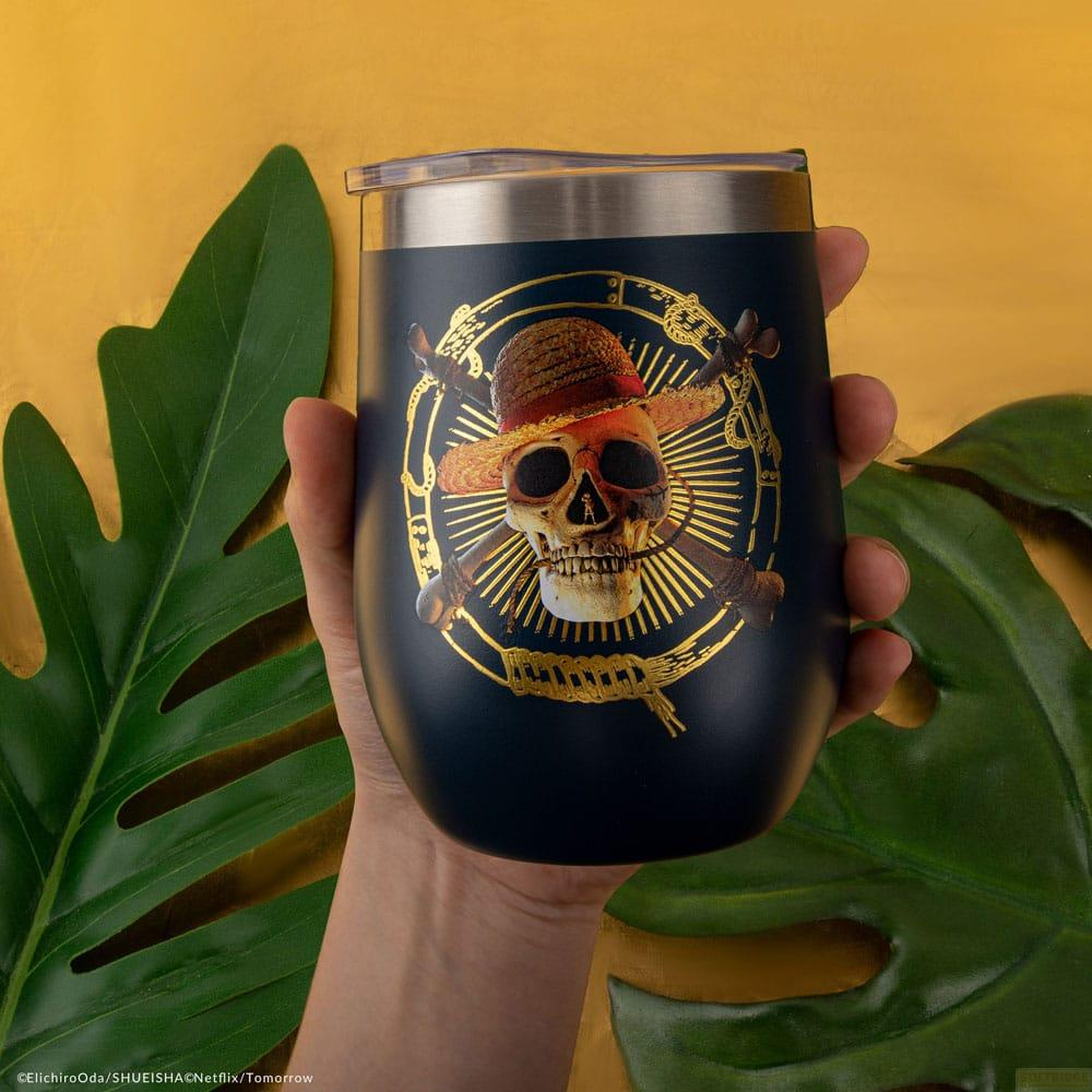 Vaso oscuro con gráfico de calavera con sombrero y huesos cruzados.