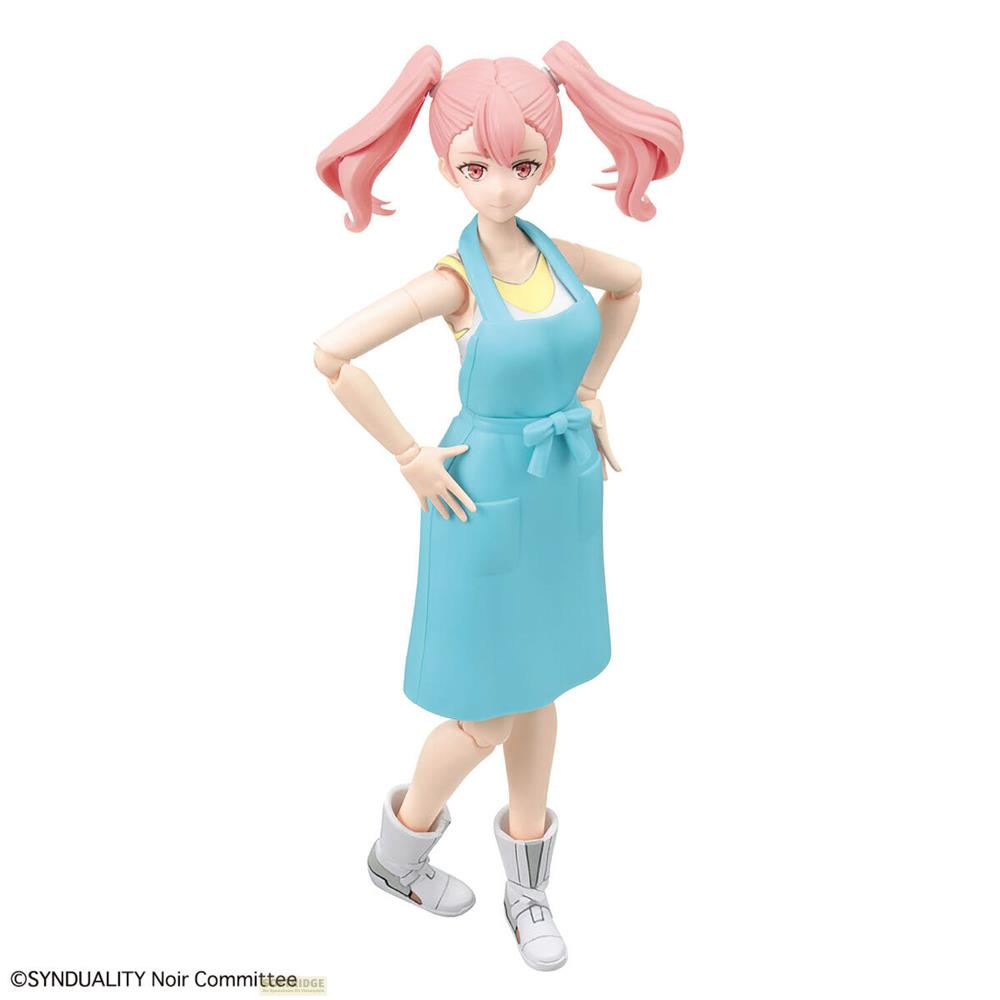 Une figurine aux couettes roses porte un tablier bleu et des bottes blanches.